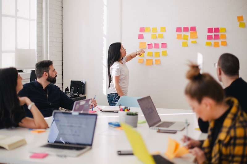 Équipe analysant des données de génération de leads sur écran
