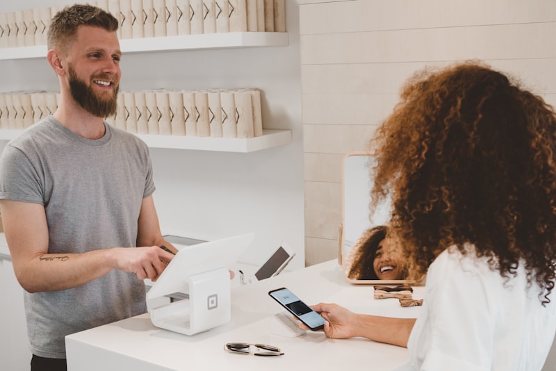 Consommateur parcourant les codes promo sur le réseau Vouchers Cloud
