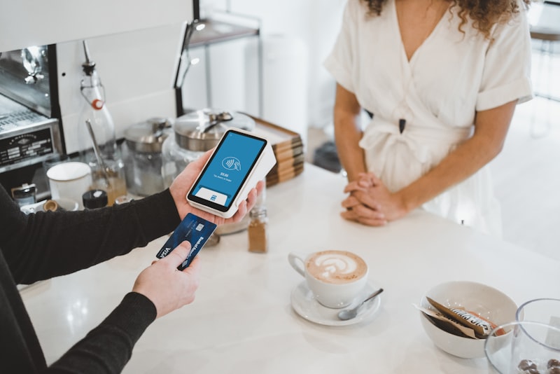 Acheteur en ligne finalisant un achat en utilisant un code promo au moment du paiement