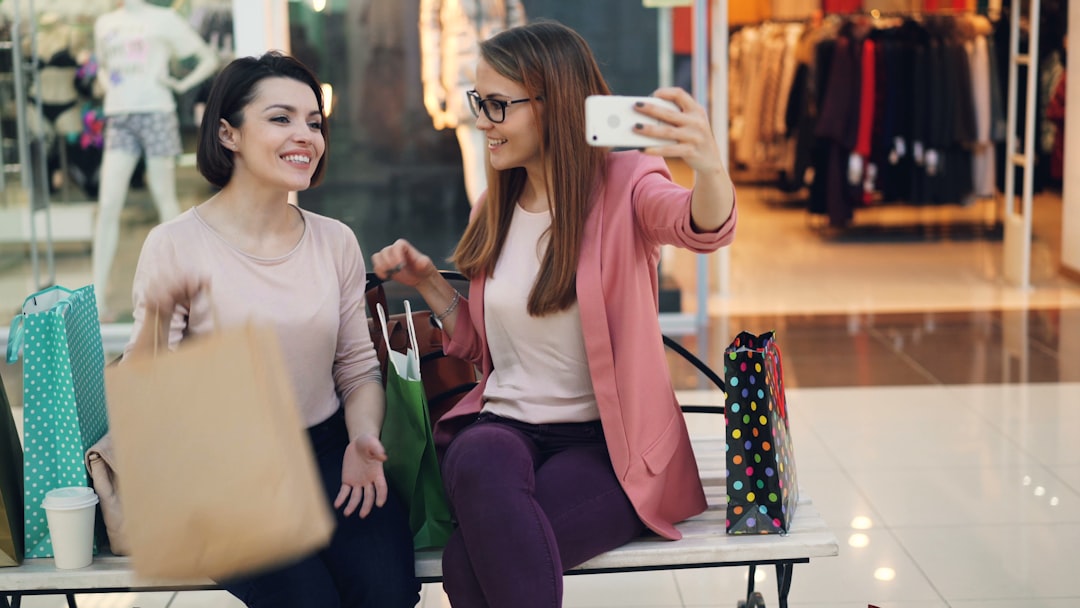 Social commerce et codes promo : intégrer vos offres directement dans les flux Instagram et TikTok